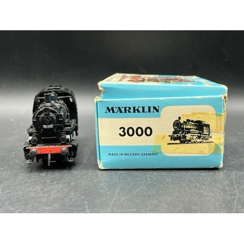 73 - 4 HO Märklin locomotives with 10 Boxed and un-boxed Rolling-stock
(3000g)
Locomotives NOT Tested as ... 