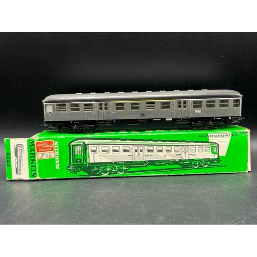 73 - 4 HO Märklin locomotives with 10 Boxed and un-boxed Rolling-stock
(3000g)
Locomotives NOT Tested as ... 