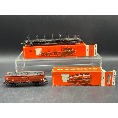 73 - 4 HO Märklin locomotives with 10 Boxed and un-boxed Rolling-stock
(3000g)
Locomotives NOT Tested as ... 