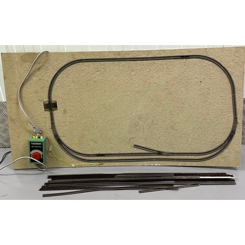 84 - 'N' gauge oval Fleischmann track layout along with Fleischmann controller, together with 'as new' Pe... 