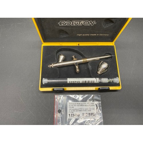 57 - Evolution Two in One 123003 Airbrush - Harder & Steenbeck (250g)
Previously used, but appears in fai... 