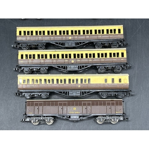 154 - 22 'N' gauge coaches, creating seven rakes of co-ordinating coaches, varying manufacturers
(700g)
Li... 