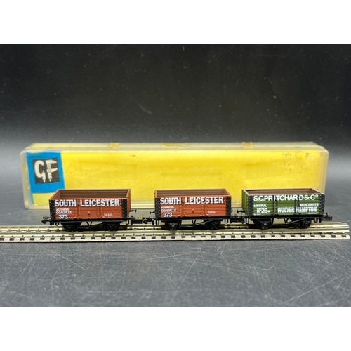 155 - 14 'N' gauge freight Rolling stock from Various manufacturers, 'Ready-to-Roll'
(NNNNg)
Two Lima arti... 