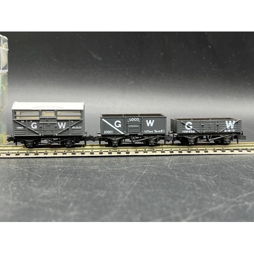 155 - 14 'N' gauge freight Rolling stock from Various manufacturers, 'Ready-to-Roll'
(NNNNg)
Two Lima arti... 