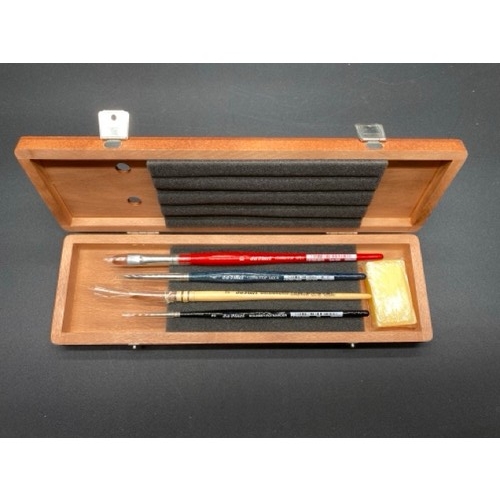 60 - Over £400 RRP of unused Paint Brushes for Modelling and Watercolour.
Da Vinci Brush Set in Wooden Bo... 