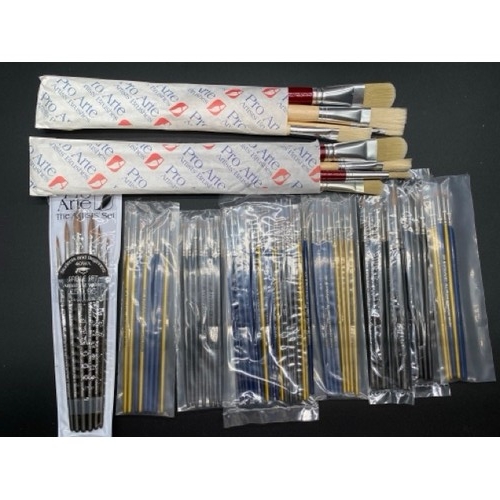 60 - Over £400 RRP of unused Paint Brushes for Modelling and Watercolour.
Da Vinci Brush Set in Wooden Bo... 