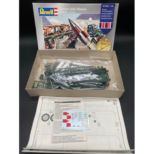 33 - Revell Honest John Missile & Mobile Carrier Kit. 1/54 Scale. (350g)