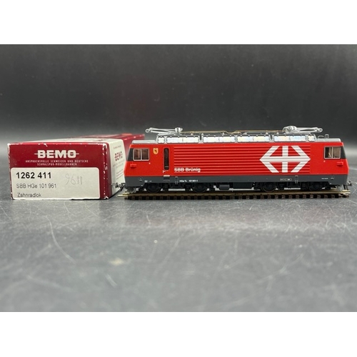 119 - Bemo HOm 1:87 scale SBB Brünig electric loco DCC with two corresponding Brünig Panoramic Express car... 