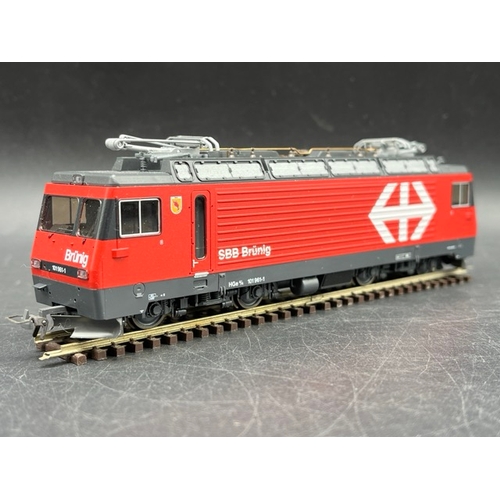 119 - Bemo HOm 1:87 scale SBB Brünig electric loco DCC with two corresponding Brünig Panoramic Express car... 