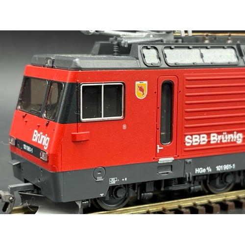 119 - Bemo HOm 1:87 scale SBB Brünig electric loco DCC with two corresponding Brünig Panoramic Express car... 