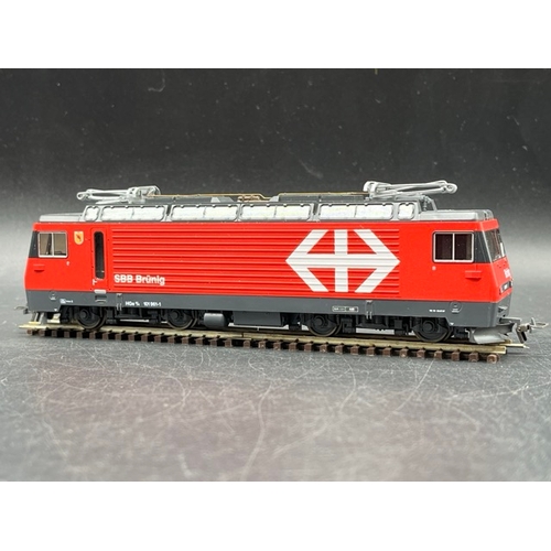 119 - Bemo HOm 1:87 scale SBB Brünig electric loco DCC with two corresponding Brünig Panoramic Express car... 