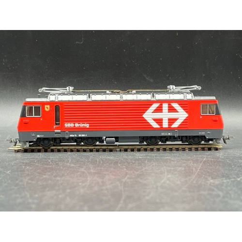 119 - Bemo HOm 1:87 scale SBB Brünig electric loco DCC with two corresponding Brünig Panoramic Express car... 