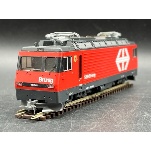 119 - Bemo HOm 1:87 scale SBB Brünig electric loco DCC with two corresponding Brünig Panoramic Express car... 