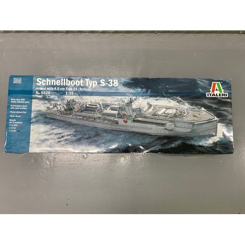 245 - Italeri - Schnellboot type S-38 - 5620 - 1/35 Scale. (3700g) (1).
Includes Painted Crew members.
Unb... 
