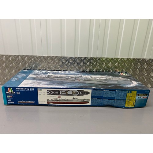 245 - Italeri - Schnellboot type S-38 - 5620 - 1/35 Scale. (3700g) (1).
Includes Painted Crew members.
Unb... 