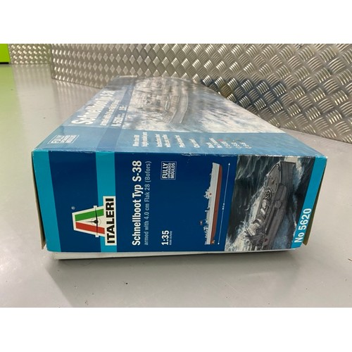 245 - Italeri - Schnellboot type S-38 - 5620 - 1/35 Scale. (3700g) (1).
Includes Painted Crew members.
Unb... 