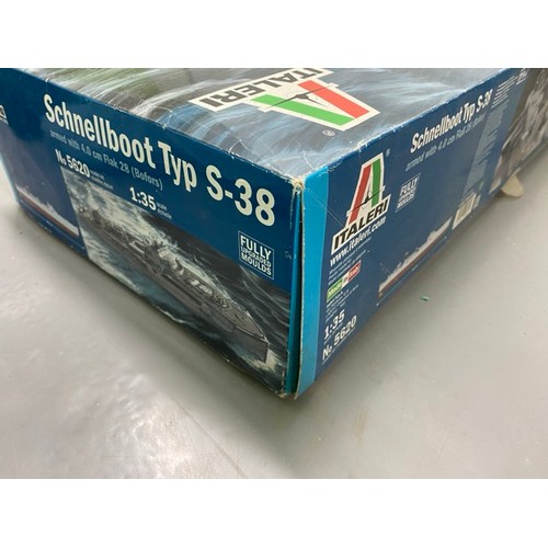 245 - Italeri - Schnellboot type S-38 - 5620 - 1/35 Scale. (3700g) (1).
Includes Painted Crew members.
Unb... 