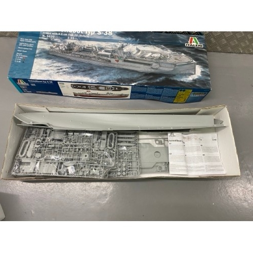 245 - Italeri - Schnellboot type S-38 - 5620 - 1/35 Scale. (3700g) (1).
Includes Painted Crew members.
Unb... 