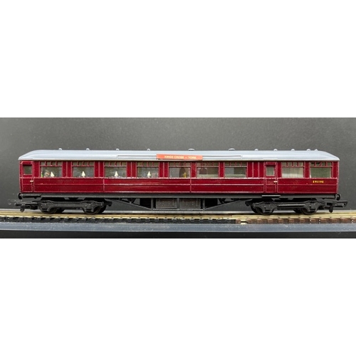 172 - Kit-built rake of five ‘Kings Cross to York’ Maroon, Crimson/Cream coaches built and finished to goo... 