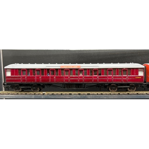 172 - Kit-built rake of five ‘Kings Cross to York’ Maroon, Crimson/Cream coaches built and finished to goo... 