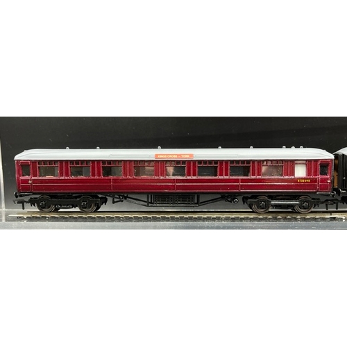 172 - Kit-built rake of five ‘Kings Cross to York’ Maroon, Crimson/Cream coaches built and finished to goo... 