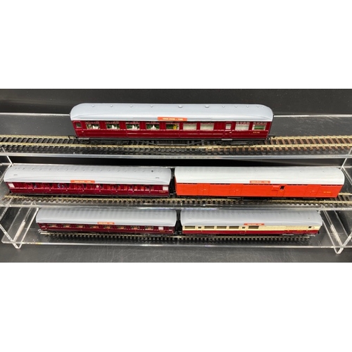 172 - Kit-built rake of five ‘Kings Cross to York’ Maroon, Crimson/Cream coaches built and finished to goo... 