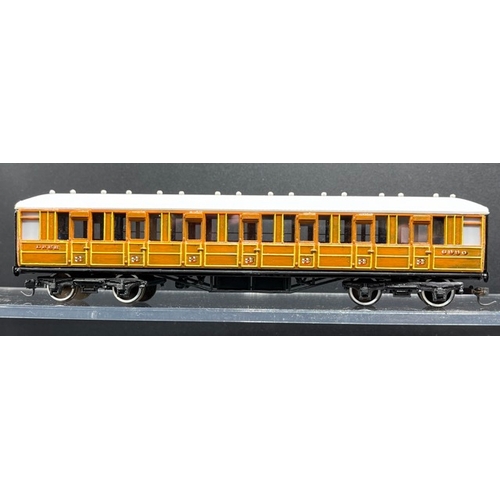 174 - Kit-built rake of six LNER Teak coaches built and finished to good standard
(1300g)
Includes - 
Pass... 