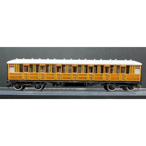 174 - Kit-built rake of six LNER Teak coaches built and finished to good standard
(1300g)
Includes - 
Pass... 