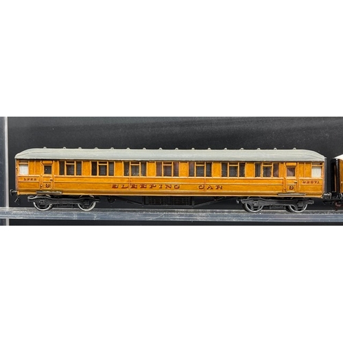 174 - Kit-built rake of six LNER Teak coaches built and finished to good standard
(1300g)
Includes - 
Pass... 