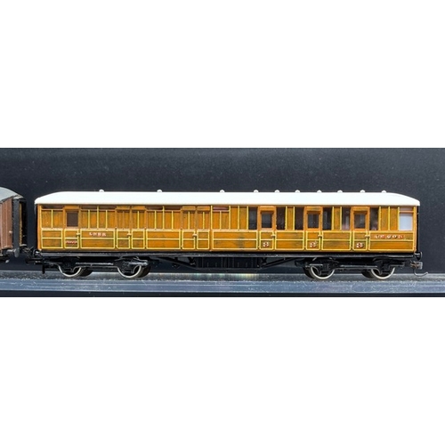 174 - Kit-built rake of six LNER Teak coaches built and finished to good standard
(1300g)
Includes - 
Pass... 