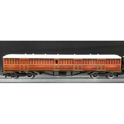 174 - Kit-built rake of six LNER Teak coaches built and finished to good standard
(1300g)
Includes - 
Pass... 