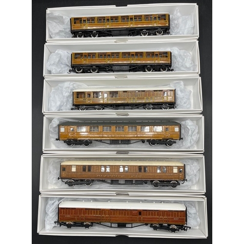 174 - Kit-built rake of six LNER Teak coaches built and finished to good standard
(1300g)
Includes - 
Pass... 