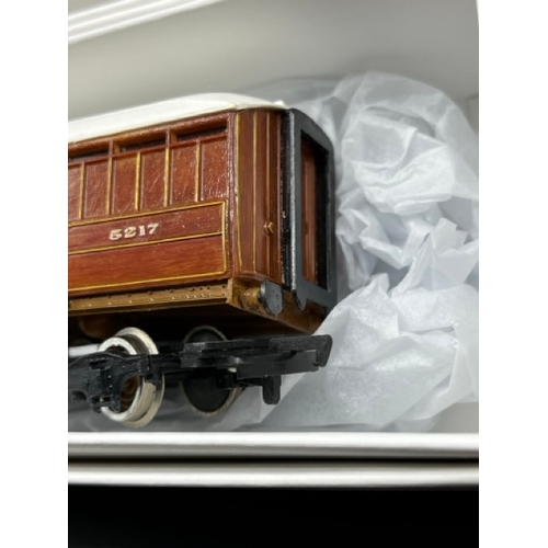 174 - Kit-built rake of six LNER Teak coaches built and finished to good standard
(1300g)
Includes - 
Pass... 