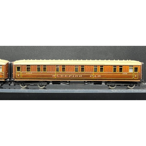 175 - Kit-built (3) & Hornby re-finished (3) Two rakes of three LNER Teak coaches kit-built
(1300g)
Includ... 