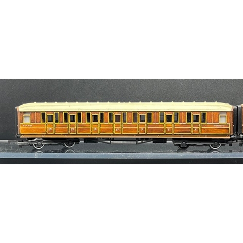 175 - Kit-built (3) & Hornby re-finished (3) Two rakes of three LNER Teak coaches kit-built
(1300g)
Includ... 