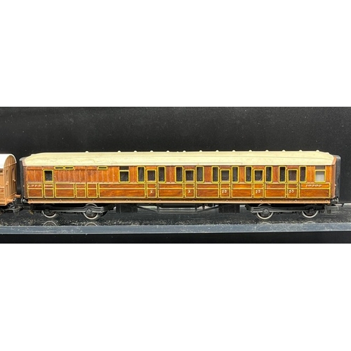175 - Kit-built (3) & Hornby re-finished (3) Two rakes of three LNER Teak coaches kit-built
(1300g)
Includ... 