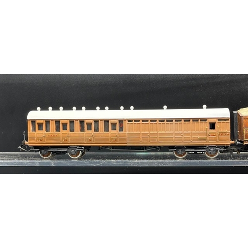 175 - Kit-built (3) & Hornby re-finished (3) Two rakes of three LNER Teak coaches kit-built
(1300g)
Includ... 