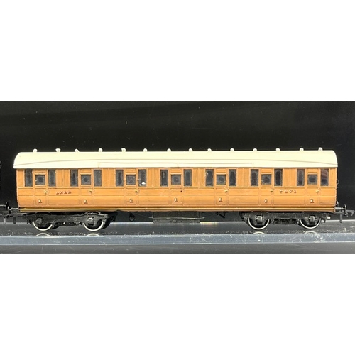 175 - Kit-built (3) & Hornby re-finished (3) Two rakes of three LNER Teak coaches kit-built
(1300g)
Includ... 