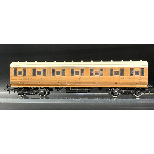 175 - Kit-built (3) & Hornby re-finished (3) Two rakes of three LNER Teak coaches kit-built
(1300g)
Includ... 