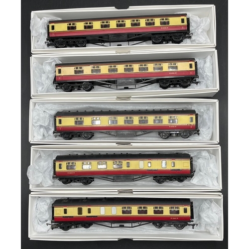 177 - Rake of five Airfix GMR (Great Model Railways) coaches in BR crimson & cream
(1200g)
Airfix GMR (Gre... 