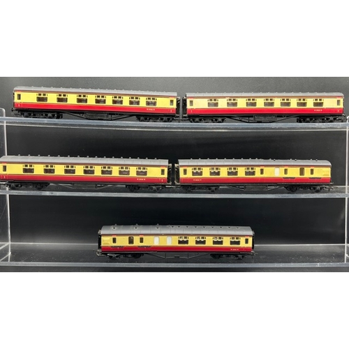 177 - Rake of five Airfix GMR (Great Model Railways) coaches in BR crimson & cream
(1200g)
Airfix GMR (Gre... 