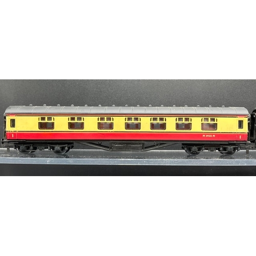 177 - Rake of five Airfix GMR (Great Model Railways) coaches in BR crimson & cream
(1200g)
Airfix GMR (Gre... 