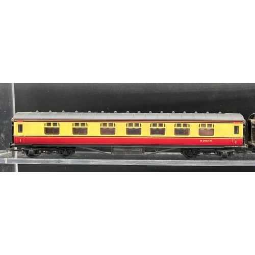 177 - Rake of five Airfix GMR (Great Model Railways) coaches in BR crimson & cream
(1200g)
Airfix GMR (Gre... 