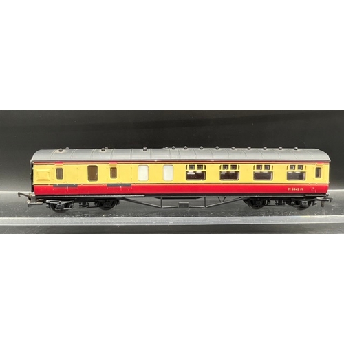 177 - Rake of five Airfix GMR (Great Model Railways) coaches in BR crimson & cream
(1200g)
Airfix GMR (Gre... 