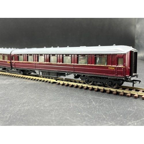 178 - Kit-built OO 3 Part Maroon Coaches with Jacobs Bogie #'s E1418E, E1420E, E1421E, finished to high st... 