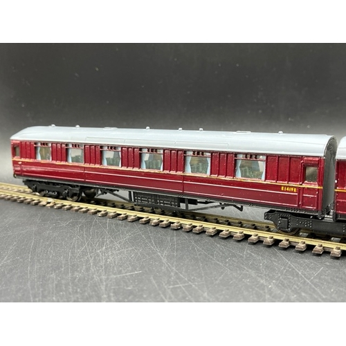 178 - Kit-built OO 3 Part Maroon Coaches with Jacobs Bogie #'s E1418E, E1420E, E1421E, finished to high st... 