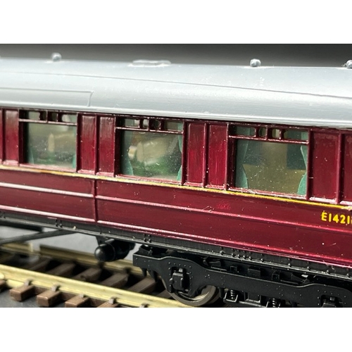 178 - Kit-built OO 3 Part Maroon Coaches with Jacobs Bogie #'s E1418E, E1420E, E1421E, finished to high st... 