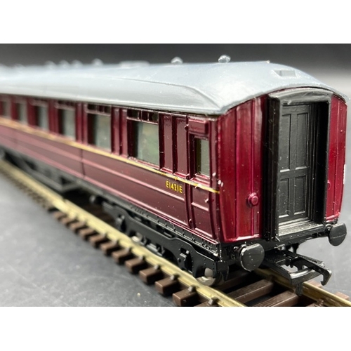 178 - Kit-built OO 3 Part Maroon Coaches with Jacobs Bogie #'s E1418E, E1420E, E1421E, finished to high st... 