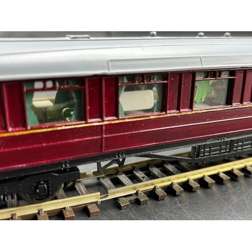 178 - Kit-built OO 3 Part Maroon Coaches with Jacobs Bogie #'s E1418E, E1420E, E1421E, finished to high st... 