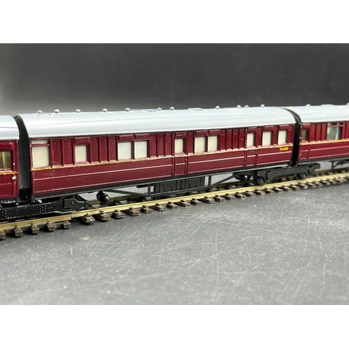 178 - Kit-built OO 3 Part Maroon Coaches with Jacobs Bogie #'s E1418E, E1420E, E1421E, finished to high st... 